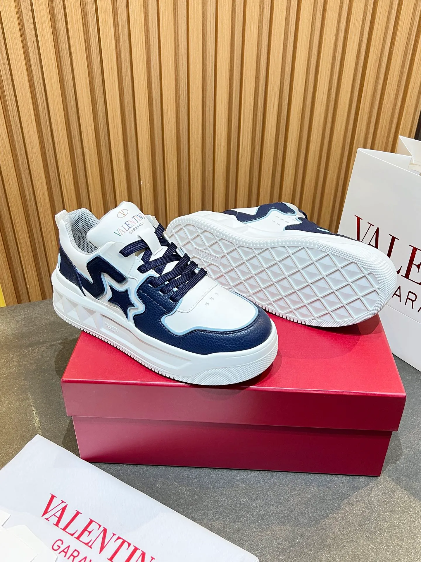 👟👟Ex-factory price 660👟👟 𝑽𝒂𝒍𝒆𝒏𝒕𝒊𝒏𝒐Valentino 𝑶𝒏𝒆𝑺𝒕𝒖𝒅 Couple casual sports shoes series Valentino 2024 new couple sports shoes are on sale. The original ZP was purchased and dismantled. Repeated pattern making and modification. I tried my best to restore it one to one! Top luxury masterpiece Signature five-pointed star design Soft and comfortable genuine leather with contrasting colors brings excellent and elegant texture and excellent on-foot comfort Top purchasing version upper: imported calfskin surface/original oil edge craftsmanship Outsole: original development 𝐓𝐏𝐔 two-color combination outsole Packaging: original configuration complete package Code number: 34-𝟒𝟓